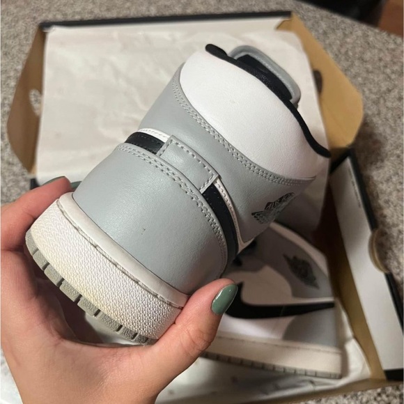 Jordan’s 1 mid light smoke grey - Picture 8 of 10